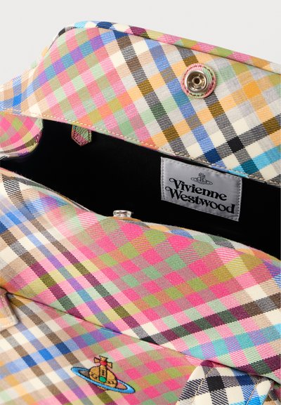 Πολύχρωμο καρό clutch Vivienne Westwood με κλείσιμο με κουμπί, που δείχνει την εσωτερική ετικέτα και το κεντητό λογότυπο του ορμπίου στο ύφασμα.