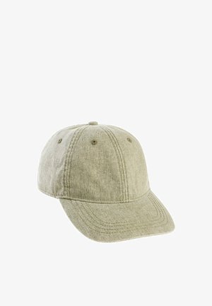 Leichte olivgrüne Baseballkappe aus Stoff mit genähten Paneelen und gebogenem Schild vor weißem Hintergrund.