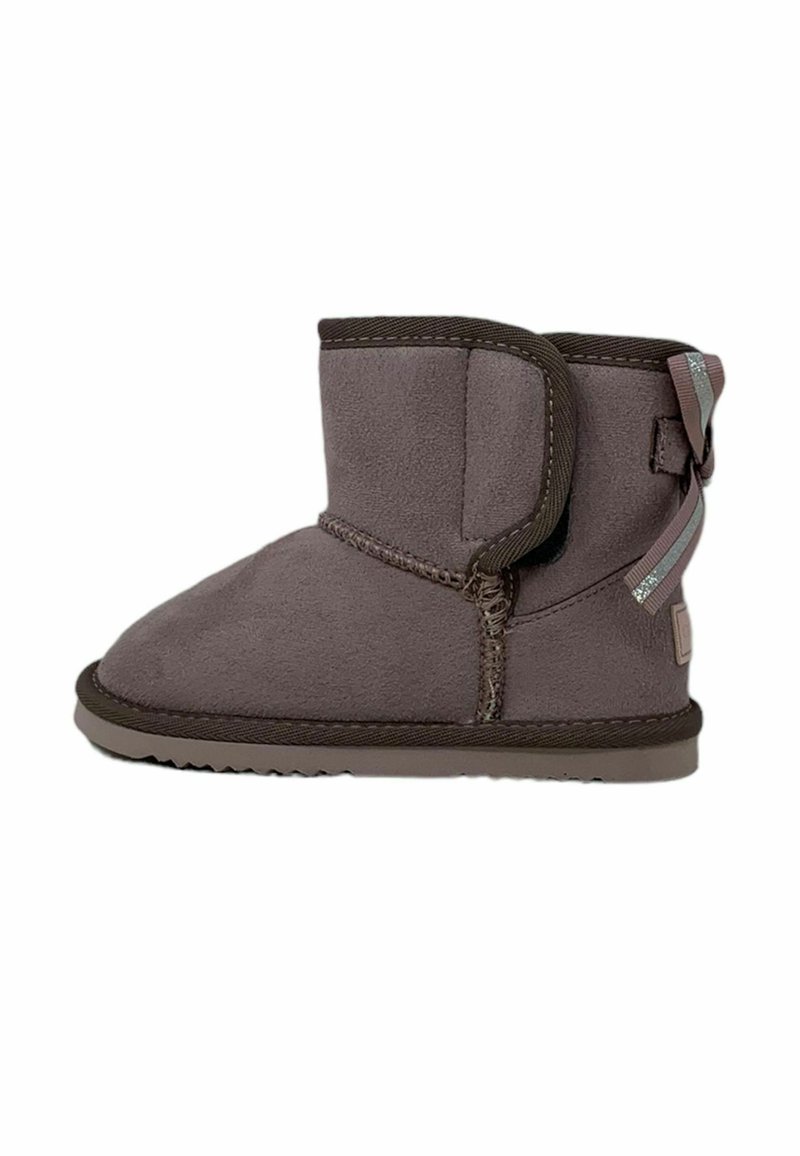 Stivale corto in suede grigio con gambale basso, caratterizzato da una cucitura a vista, una chiusura a scatto sul lato e una suola in gomma testurizzata.