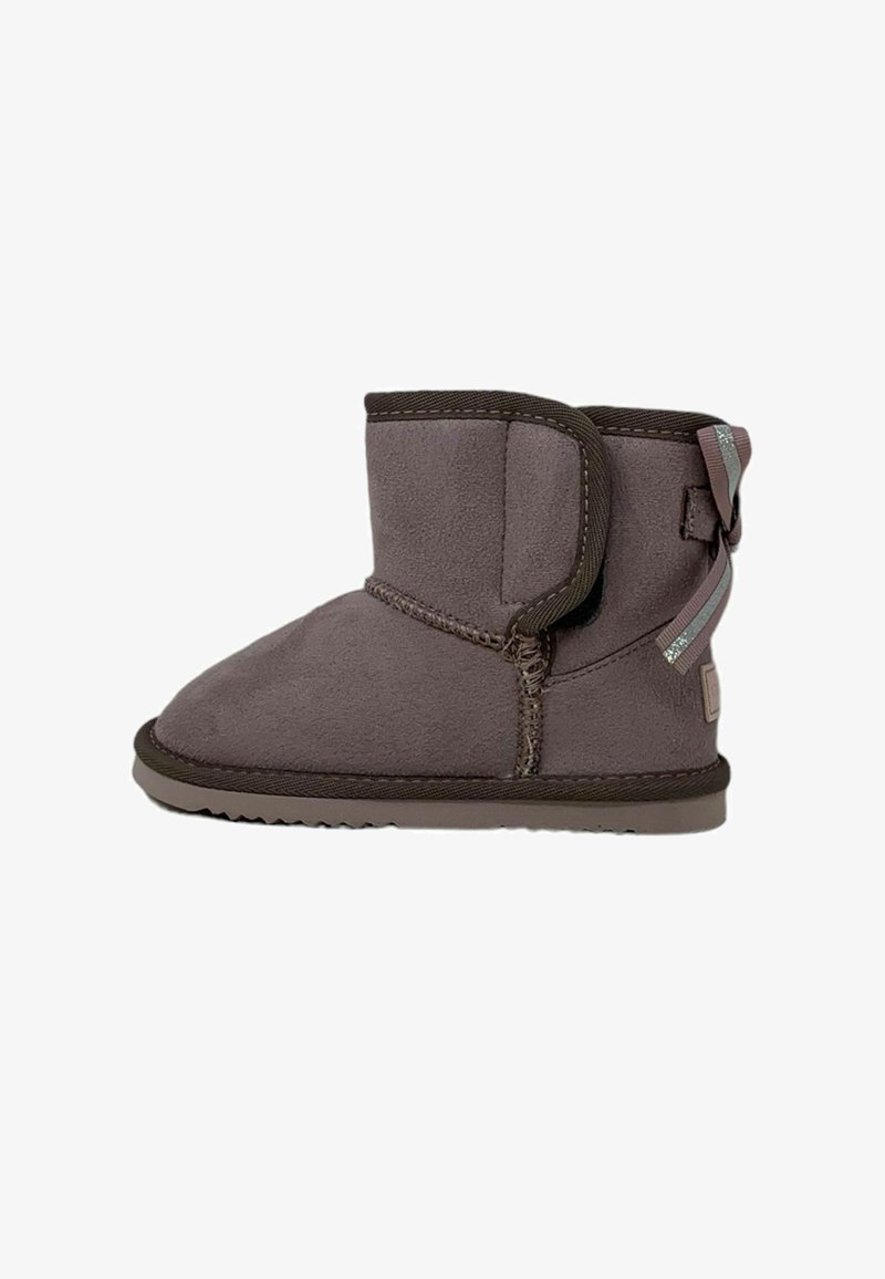 Stivale corto in suede grigio con gambale basso, caratterizzato da una cucitura a vista, una chiusura a scatto sul lato e una suola in gomma testurizzata.