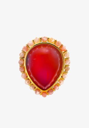 Roter Tropfen Edelsteinring mit goldener Fassung, umgeben von rosa Akzentsteinen in einer kreisförmigen Anordnung. Glatte Oberfläche, glänzendes Finish.