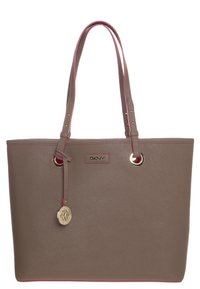 Sac cabas taupe DKNY en matière synthétique, avec des accents roses, des ferrures dorées, deux anses d'épaule et un porte-clés logo décoratif.