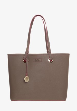 Torba typu tote DKNY w kolorze taupe wykonana z materiału syntetycznego, z różowymi akcentami, złotymi elementami metalowymi, dwoma paskami na ramię oraz ozdobnym zawieszonym logo.