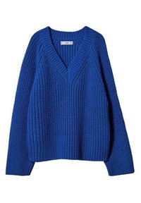 Pull en maille épaisse bleu avec un col en V profond et des manches longues, présentant un ourlet côtelé et un motif texturé.