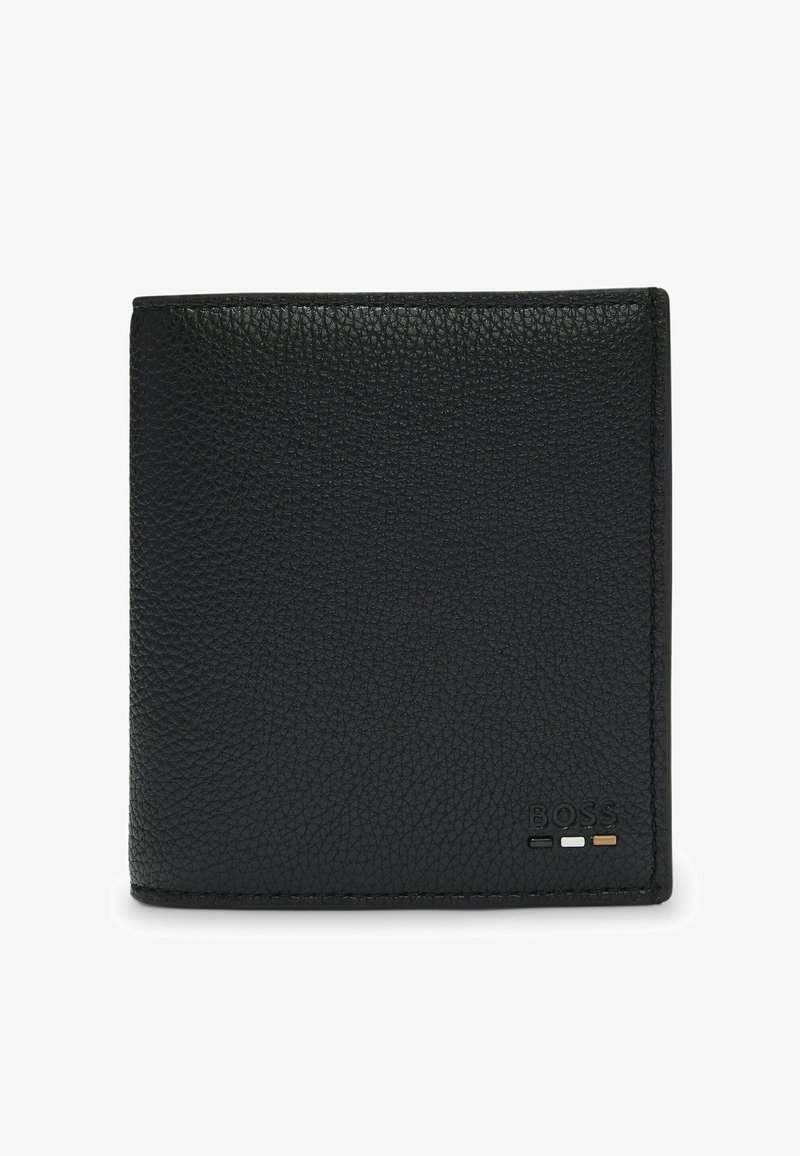 Czarny skórzany portfel o teksturowanym wykończeniu, w układzie bi-fold, z wytłoczonym logo i trzema poziomymi paskami akcentowymi w dolnym prawym rogu.