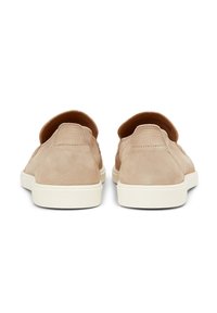 Baskets en daim beige avec une silhouette basse, semelles en caoutchouc blanches et texture lisse. Talon arrondi avec des détails de couture minimaux.