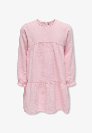 Robe longue à manches longues rose en tissu texturé, présentant un design à volants, un col rond et une fermeture à bouton au dos.