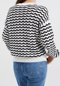 WE Fashion Pullover - white