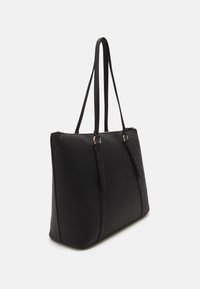Borsa tote nera in ecopelle con due lunghe maniglie, forma rettangolare strutturata e superficie testurizzata sottile, con dettagli in hardware tono oro.