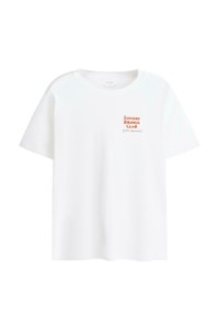 Witte T-shirt met korte mouwen met kleine oranje en zwarte tekst op de linkerborst waarop staat "SUNDAY BRUNCH CLUB (STILL BRUNCHING)".
