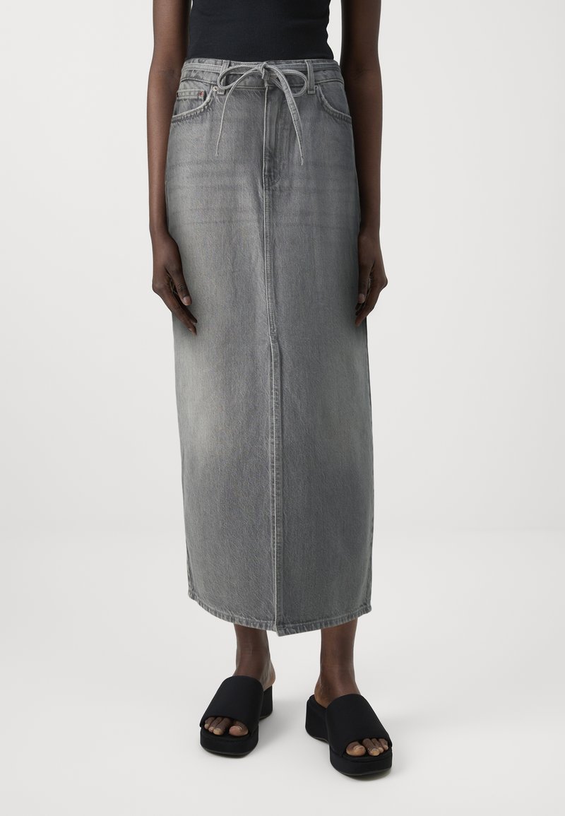 Grå denim maxi-skjørt med tett liv, knyting og sidelommer. Glatt tekstur, rett snitt med en sentral søm.