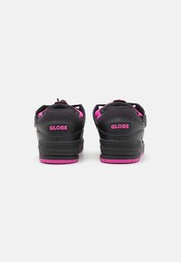 Globe FUSION - Skate shoes - black/pink