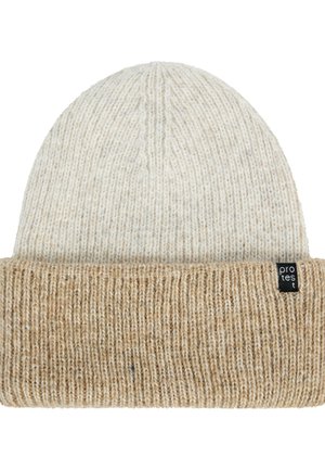 Gebreide beanie met een beige omgeslagen rand en een off-white bovenkant, voorzien van een klein zwart label met witte tekst "protest" op de rand.