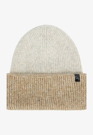 Bonnet tricoté avec un revers beige et un dessus blanc cassé, présentant une petite étiquette noire avec le texte "protest" en blanc sur le revers.