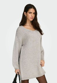 Jasnoszara dzianinowa sukienka swetrowa z dekoltem w serek, opuszczonymi ramionami i długimi rękawami, charakteryzująca się miękką fakturą i lekko luźnym krojem.