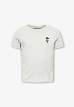 T-shirt bianco a maniche corte con un piccolo cono gelato ricamato, con palline rosa e cioccolato, sul lato sinistro del petto.