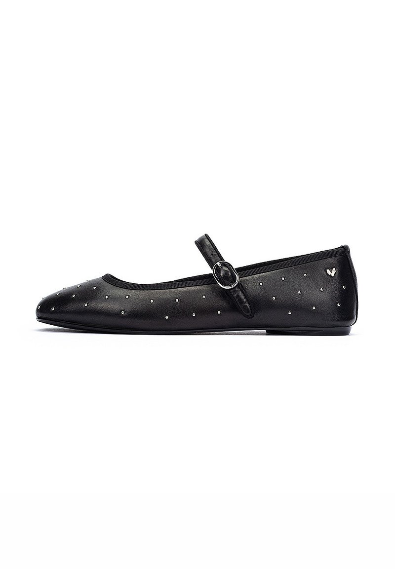 Bailarinas de cuero negro con punta redondeada, una correa estrecha con una hebilla plateada y tachuelas decorativas en la parte superior.