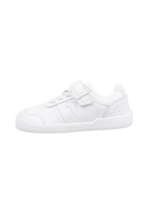 Chaussure de sport blanche avec un dessus en synthétique lisse, fermeture à lacets et à bande Velcro, bout rond et semelle en caoutchouc texturé.