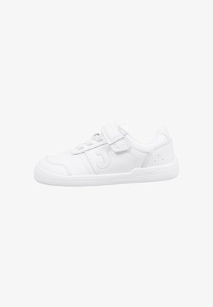 Zapatilla deportiva blanca con una parte superior sintética suave, cierre de cordones y tira de Velcro, punta redondeada y suela de goma texturizada.