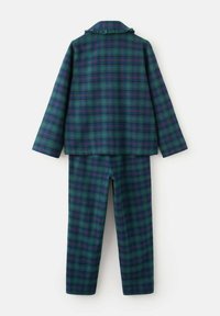 Ensemble de pyjama en deux pièces avec un motif tartan vert et marine. Tissu doux avec un col volanté sur le haut et un pantalon assorti.