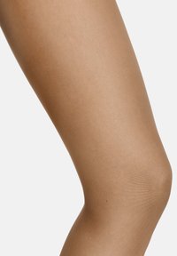 Collant trasparenti color carne con una texture liscia, che coprono la gamba dalla metà della coscia fino a poco sopra il ginocchio, con una finitura opaca.