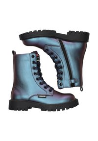 Botas de combate metálicas azules con suelas de goma negras. Las características incluyen cordones delanteros, cremallera lateral y una etiqueta de logo en el tobillo.