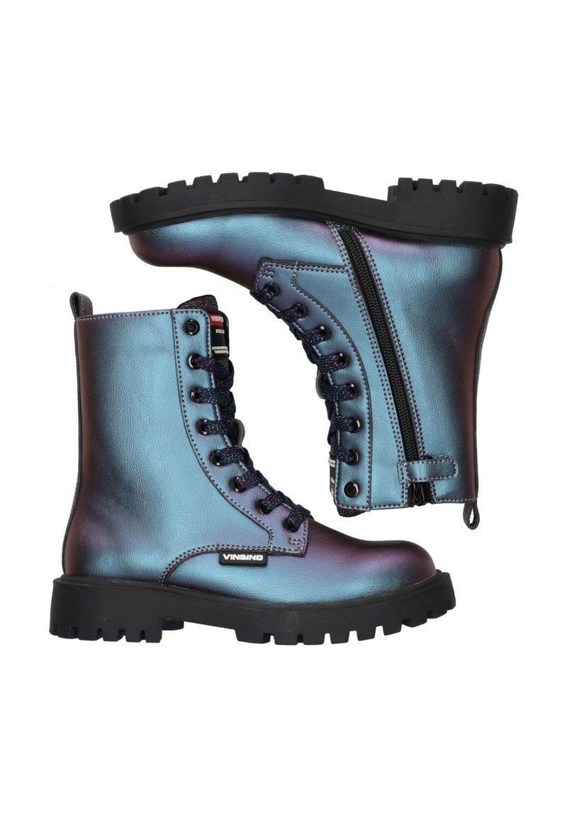 Bottes de combat métalliques bleues avec semelles en caoutchouc noires. Les caractéristiques incluent des lacets à l'avant, une fermeture éclair sur le côté et une étiquette de logo à la cheville.