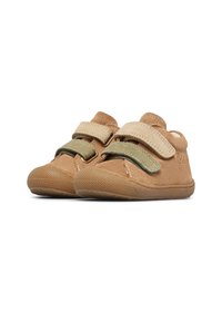 Chaussures en daim marron pour tout-petits avec des bande Velcro vertes et beiges et des semelles en caoutchouc texturé.