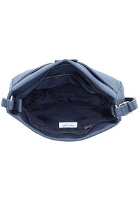 Dunkelblaue Handtasche mit einer weichen, strukturierten Außenfläche. Das Innere ist mit Stoff ausgekleidet und verfügt über Organisationsfächer sowie ein Reißverschlussfach.
