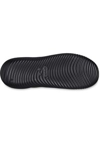 Svart gummisula med en vågig textur och spår för grepp. Märkt med varumärket "Crocs" nära mitten.