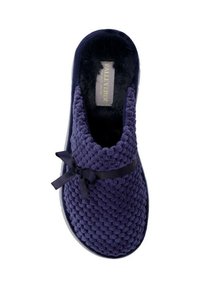 Pantofole a maglia viola con superficie testurizzata, dotate di una morbida fodera interna, forma arrotondata e un elegante fiocco sottile sulla parte superiore.
