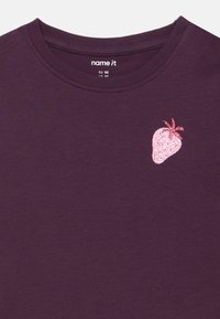 Μωβ βαμβακερό t-shirt με διακοσμητικό σχέδιο λαμπερής ροζ φράουλας. Λαιμόκοψη, ριμπ λεπτομέρεια, απλό και καθημερινό σχήμα.