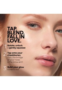 Nærbillede af en kvindes ansigt med klar hud og naturlig makeup, sammen med tekst, der beskriver tre trin til påføring af et glødende makeup-produkt.