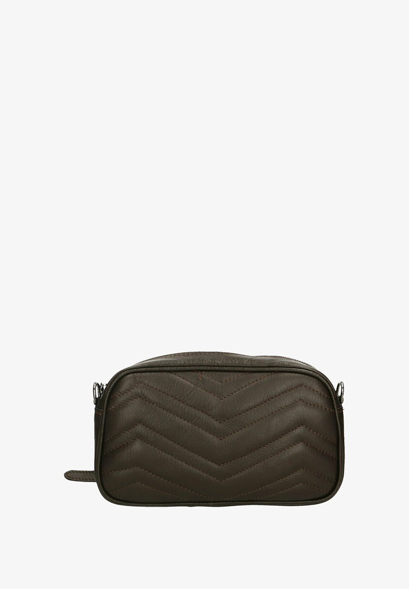 Sac rectangulaire en cuir marron avec un surpiqûre en chevron, fermeture éclair, bandoulière latérale et texture lisse. Design compact adapté aux essentiels.