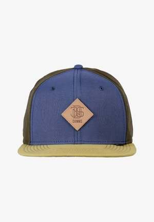 Czapka z płaskim daszkiem, z niebieskim przodem, oliwkowymi bokami i brązową skórzaną łatą z logo. Posiada teksturowany materiał i kontrastowy żółty daszek.