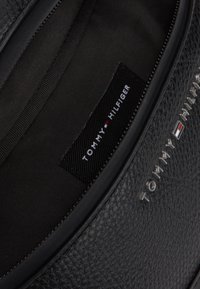 Tommy Hilfiger TRANSIT BUMBAG - Taška s příčným popruhem - black