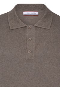 Bruine poloshirt van gestructureerde stof met een kraag, voorzien van drie knoopsluitingen en een label met de tekst "FELIX HARDY."