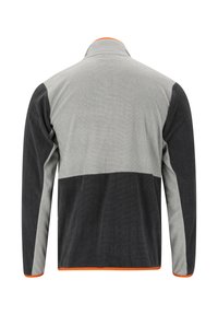 Giacca in pile con un mix di pannelli grigio chiaro e grigio scuro, con un bordo arancione brillante attorno al colletto e all'orlo. Maniche lunghe.