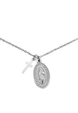 Sølvkjede med oval anheng som har en religiøs figur og et lite korsanheng. Glatt tekstur med intrikate detaljer.
