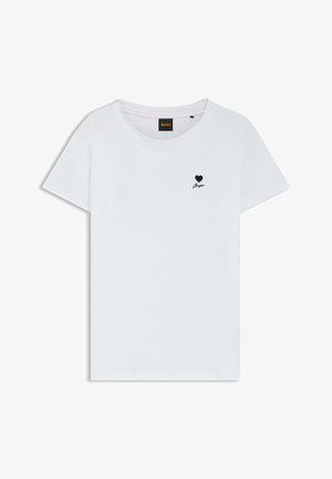 Witte t-shirt met korte mouwen van zachte katoen, met een ronde halslijn en een klein zwart hartlogo op de linkerkant van de borst. Eenvoudig, minimalistisch ontwerp.
