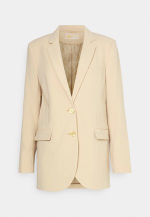 Blazer beige con un diseño ajustado, estilo de un solo botón, dos bolsillos frontales y botones dorados. Interior forrado con un patrón sutil.