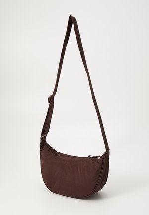 Mørkebrun stof crossbody taske med lang justerbar rem og lynlåset hovedrum.