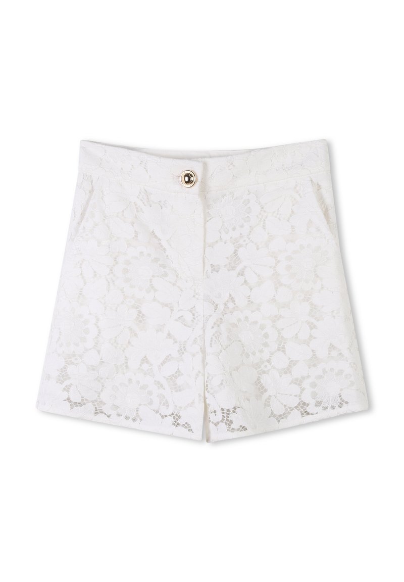Shorts blancs en dentelle avec des motifs floraux, une fermeture à bouton doré, et deux poches latérales, présentant une apparence texturée et semi-transparente.
