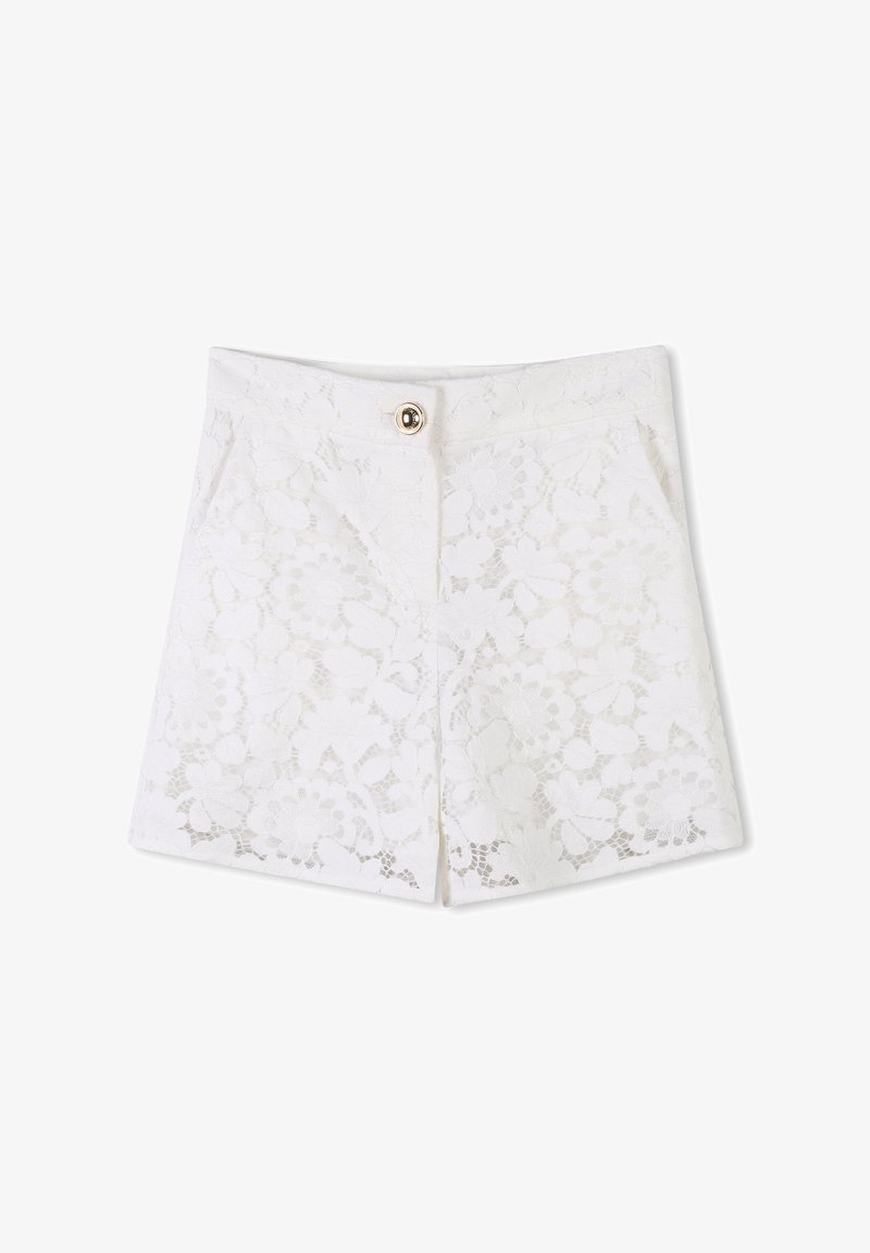 Shorts blancs en dentelle avec des motifs floraux, une fermeture à bouton doré, et deux poches latérales, présentant une apparence texturée et semi-transparente.
