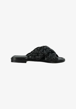 Sandalo nero piatto tipo slide con ampie fasce di pelle intrecciata e tacco basso, vista laterale su sfondo bianco.