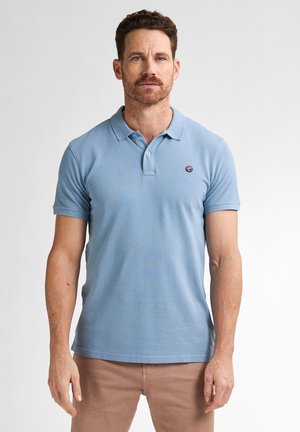Polo shirt bleu clair avec un col classique, des manches courtes et un petit logo sur la poitrine gauche ; fabriqué en doux coton.