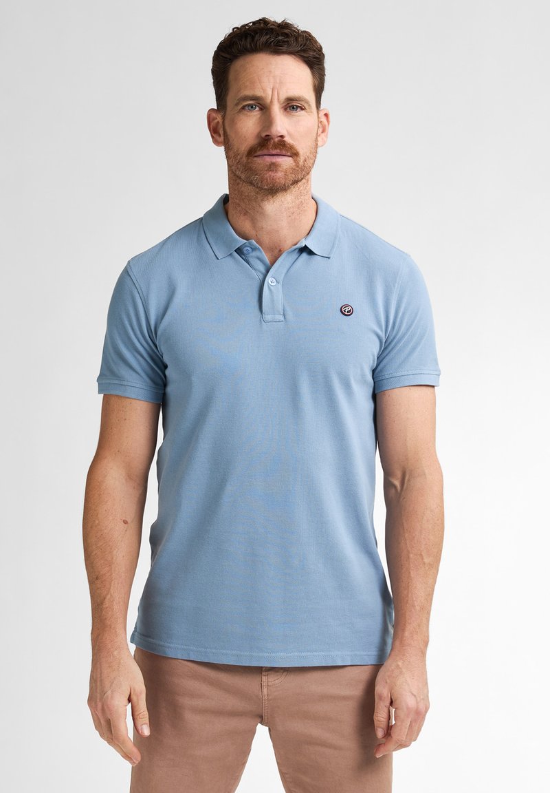 Lichtblauw poloshirt met een klassieke kraag, korte mouwen en een klein logo op de linkerkant van de borst; gemaakt van zacht katoen.
