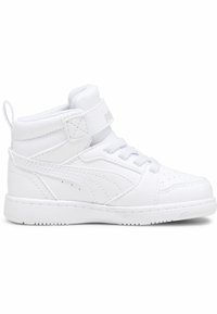 Weißer High-Top-Sportschuh aus synthetischem Leder mit Schnürung, Velcro-Riemen und perforierten Details an den Seiten.