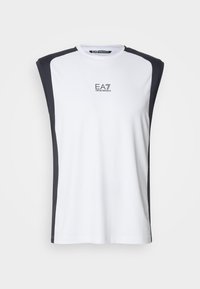 Top desportivo branco sem mangas com painéis laterais cinza escuro, textura lisa, decote arredondado e logótipo EA7 na parte frontal.