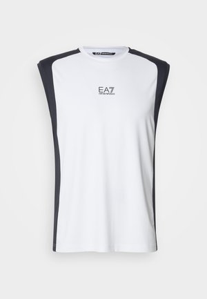 Top sportivo bianco senza maniche con pannelli laterali grigio scuro, texture liscia, scollatura arrotondata e logo EA7 sul davanti.